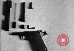 Standbild Colt Modell 1911 halbautomatische Pistole United States USA, 1918, aus Sekunde 47 historischem Filmmaterial Videoclip 65675048402