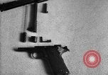 Standbild Colt Modell 1911 halbautomatische Pistole United States USA, 1918, aus Sekunde 49 historischem Filmmaterial Videoclip 65675048402