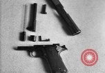 Standbild Colt Modell 1911 halbautomatische Pistole United States USA, 1918, aus Sekunde 51 historischem Filmmaterial Videoclip 65675048402
