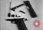 Standbild Colt Modell 1911 halbautomatische Pistole United States USA, 1918, aus Sekunde 53 historischem Filmmaterial Videoclip 65675048402