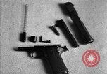 Standbild Colt Modell 1911 halbautomatische Pistole United States USA, 1918, aus Sekunde 55 historischem Filmmaterial Videoclip 65675048402