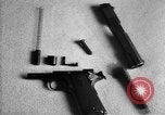 Standbild Colt Modell 1911 halbautomatische Pistole United States USA, 1918, aus Sekunde 56 historischem Filmmaterial Videoclip 65675048402