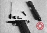 Standbild Colt Modell 1911 halbautomatische Pistole United States USA, 1918, aus Sekunde 58 historischem Filmmaterial Videoclip 65675048402