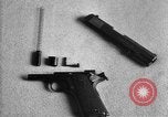 Standbild Colt Modell 1911 halbautomatische Pistole United States USA, 1918, aus Sekunde 60 historischem Filmmaterial Videoclip 65675048402