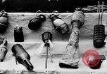 Standbild Brandsätze Handgranaten United States USA, 1918, aus Sekunde 7 historischem Filmmaterial Videoclip 65675048403