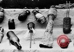 Standbild Brandsätze Handgranaten United States USA, 1918, aus Sekunde 8 historischem Filmmaterial Videoclip 65675048403