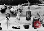Standbild Brandsätze Handgranaten United States USA, 1918, aus Sekunde 13 historischem Filmmaterial Videoclip 65675048403