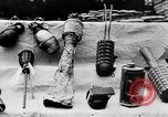 Standbild Brandsätze Handgranaten United States USA, 1918, aus Sekunde 14 historischem Filmmaterial Videoclip 65675048403