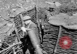 Standbild Soldaten feuern 6 Zoll Mörser Frankreich, 1918, aus Sekunde 14 historischem Filmmaterial Videoclip 65675048419