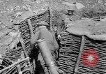 Standbild Soldaten feuern 6 Zoll Mörser Frankreich, 1918, aus Sekunde 15 historischem Filmmaterial Videoclip 65675048419