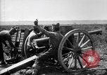 Immagine di American gunners fire batteria francese di 75 pezzi di campo United States USA, 1918, secondo 1 filmato di repertorio 65675048424