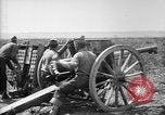 Immagine di American gunners fire batteria francese di 75 pezzi di campo United States USA, 1918, secondo 3 filmato di repertorio 65675048424