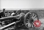 Immagine di American gunners fire batteria francese di 75 pezzi di campo United States USA, 1918, secondo 4 filmato di repertorio 65675048424