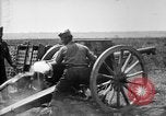 Immagine di American gunners fire batteria francese di 75 pezzi di campo United States USA, 1918, secondo 5 filmato di repertorio 65675048424