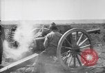 Immagine di American gunners fire batteria francese di 75 pezzi di campo United States USA, 1918, secondo 6 filmato di repertorio 65675048424