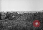 Immagine di American gunners fire batteria francese di 75 pezzi di campo United States USA, 1918, secondo 7 filmato di repertorio 65675048424