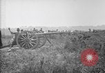 Immagine di American gunners fire batteria francese di 75 pezzi di campo United States USA, 1918, secondo 8 filmato di repertorio 65675048424
