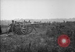Immagine di American gunners fire batteria francese di 75 pezzi di campo United States USA, 1918, secondo 9 filmato di repertorio 65675048424
