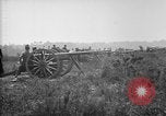 Immagine di American gunners fire batteria francese di 75 pezzi di campo United States USA, 1918, secondo 10 filmato di repertorio 65675048424