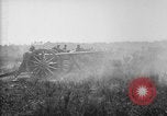 Immagine di American gunners fire batteria francese di 75 pezzi di campo United States USA, 1918, secondo 13 filmato di repertorio 65675048424