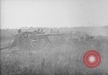 Immagine di American gunners fire batteria francese di 75 pezzi di campo United States USA, 1918, secondo 15 filmato di repertorio 65675048424