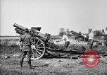Immagine di American gunners fire batteria francese di 75 pezzi di campo United States USA, 1918, secondo 17 filmato di repertorio 65675048424