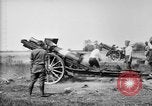 Immagine di American gunners fire batteria francese di 75 pezzi di campo United States USA, 1918, secondo 18 filmato di repertorio 65675048424