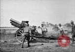 Immagine di American gunners fire batteria francese di 75 pezzi di campo United States USA, 1918, secondo 19 filmato di repertorio 65675048424