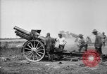 Immagine di American gunners fire batteria francese di 75 pezzi di campo United States USA, 1918, secondo 20 filmato di repertorio 65675048424