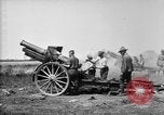 Immagine di American gunners fire batteria francese di 75 pezzi di campo United States USA, 1918, secondo 21 filmato di repertorio 65675048424