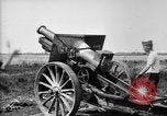 Immagine di American gunners fire batteria francese di 75 pezzi di campo United States USA, 1918, secondo 22 filmato di repertorio 65675048424