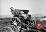 Immagine di American gunners fire batteria francese di 75 pezzi di campo United States USA, 1918, secondo 23 filmato di repertorio 65675048424
