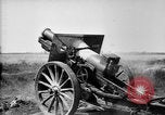 Immagine di American gunners fire batteria francese di 75 pezzi di campo United States USA, 1918, secondo 24 filmato di repertorio 65675048424