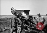 Immagine di American gunners fire batteria francese di 75 pezzi di campo United States USA, 1918, secondo 25 filmato di repertorio 65675048424