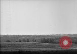 Immagine di American gunners fire batteria francese di 75 pezzi di campo United States USA, 1918, secondo 26 filmato di repertorio 65675048424