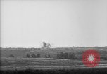 Immagine di American gunners fire batteria francese di 75 pezzi di campo United States USA, 1918, secondo 28 filmato di repertorio 65675048424