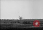 Immagine di American gunners fire batteria francese di 75 pezzi di campo United States USA, 1918, secondo 30 filmato di repertorio 65675048424
