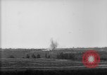 Immagine di American gunners fire batteria francese di 75 pezzi di campo United States USA, 1918, secondo 31 filmato di repertorio 65675048424