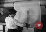 Standbild Abrichten von Vorhängen United States USA, 1918, aus Sekunde 29 historischem Filmmaterial Videoclip 65675048435