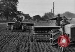 Immagine di Righe di trattori United States USA, 1917, secondo 37 filmato di repertorio 65675048439