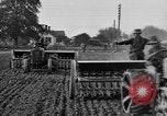 Immagine di Righe di trattori United States USA, 1917, secondo 38 filmato di repertorio 65675048439