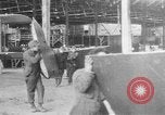 Image DH 4 avions assemblé par femmes françaises Romorantin France, 1918, de la seconde 19 séquences d'archives historiques vidéo 65675048443