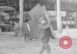 Image DH 4 avions assemblé par femmes françaises Romorantin France, 1918, de la seconde 21 séquences d'archives historiques vidéo 65675048443