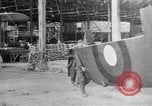 Image DH 4 avions assemblé par femmes françaises Romorantin France, 1918, de la seconde 24 séquences d'archives historiques vidéo 65675048443