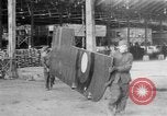 Image DH 4 avions assemblé par femmes françaises Romorantin France, 1918, de la seconde 28 séquences d'archives historiques vidéo 65675048443
