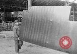 Image DH 4 avions assemblé par femmes françaises Romorantin France, 1918, de la seconde 32 séquences d'archives historiques vidéo 65675048443