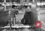 Image DH 4 avions assemblé par femmes françaises Romorantin France, 1918, de la seconde 57 séquences d'archives historiques vidéo 65675048443
