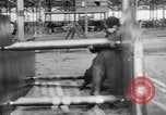 Image DH 4 avions assemblé par femmes françaises Romorantin France, 1918, de la seconde 62 séquences d'archives historiques vidéo 65675048443