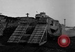 Standbild Ersten Weltkrieg era Mark VIII Tank testen Bridgeport Connecticut USA, 1918, aus Sekunde 17 historischem Filmmaterial Videoclip 65675048448
