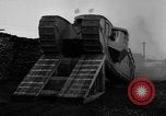 Standbild Ersten Weltkrieg era Mark VIII Tank testen Bridgeport Connecticut USA, 1918, aus Sekunde 24 historischem Filmmaterial Videoclip 65675048448